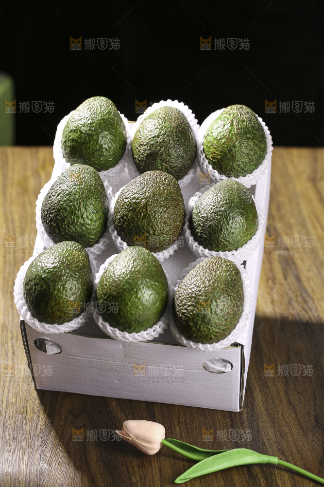 木底上的墨西哥牛油果