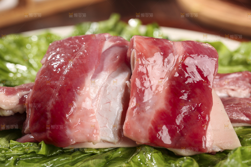 木底上的新鲜羊肉