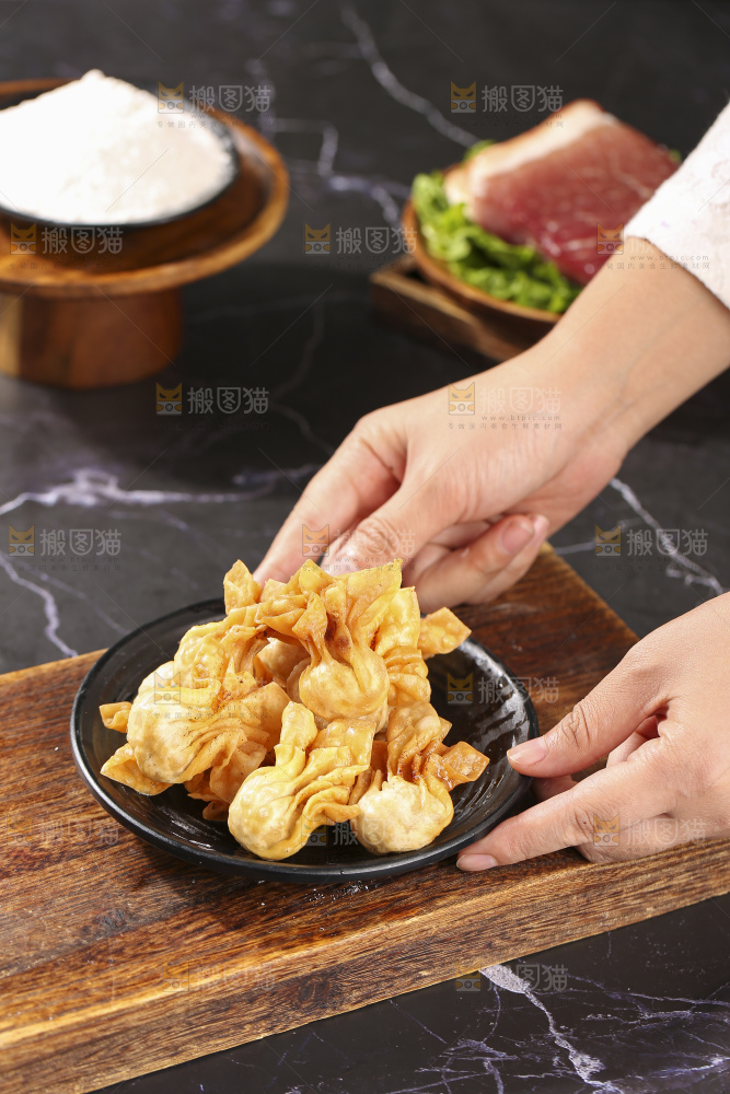 深底上的小金鱼馄饨