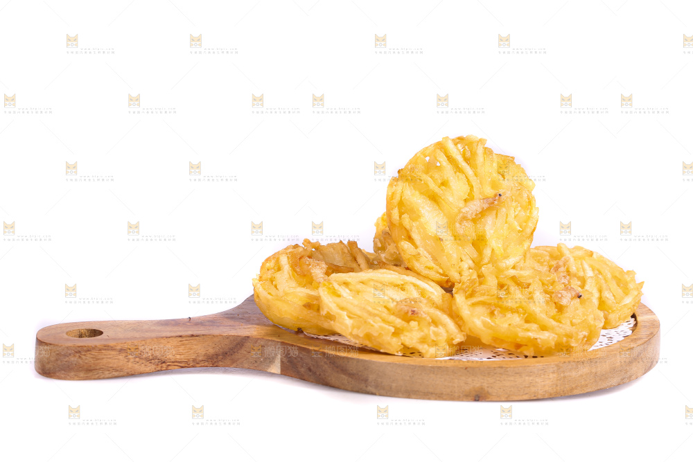 白底上的土豆鲜虾饼