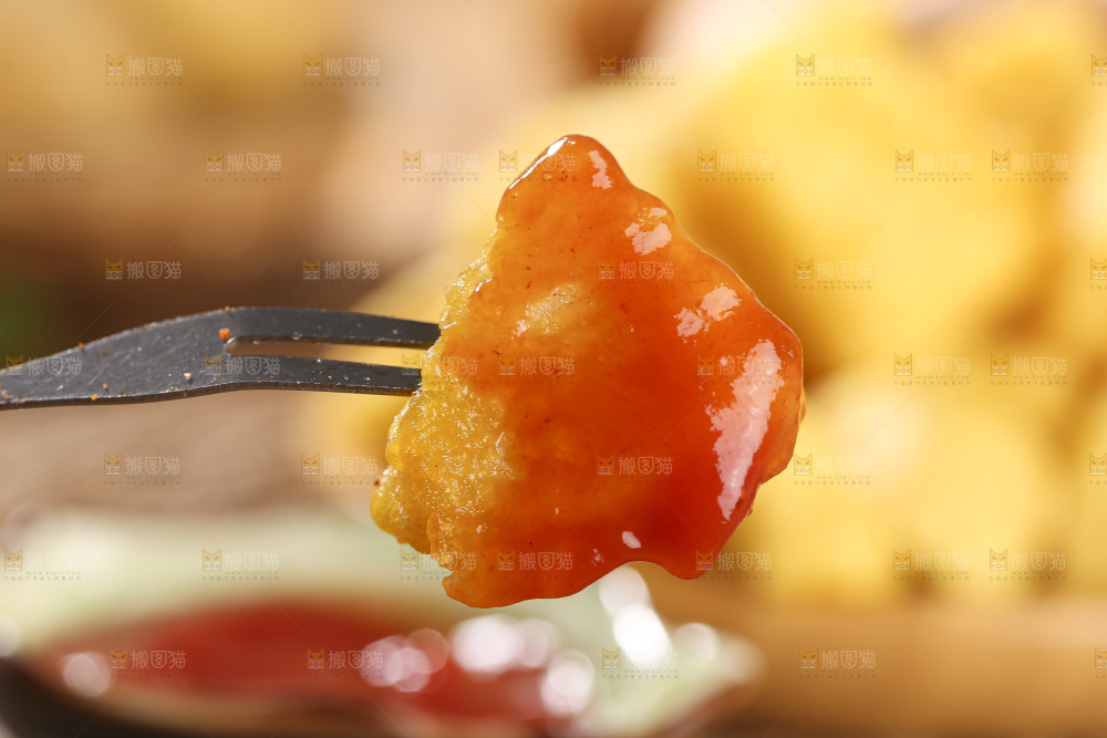 木底上放着锅巴土豆