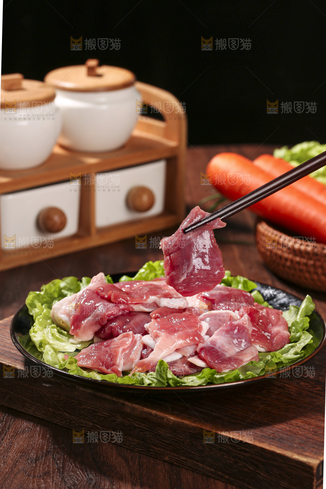 木底上的新鲜羊肉