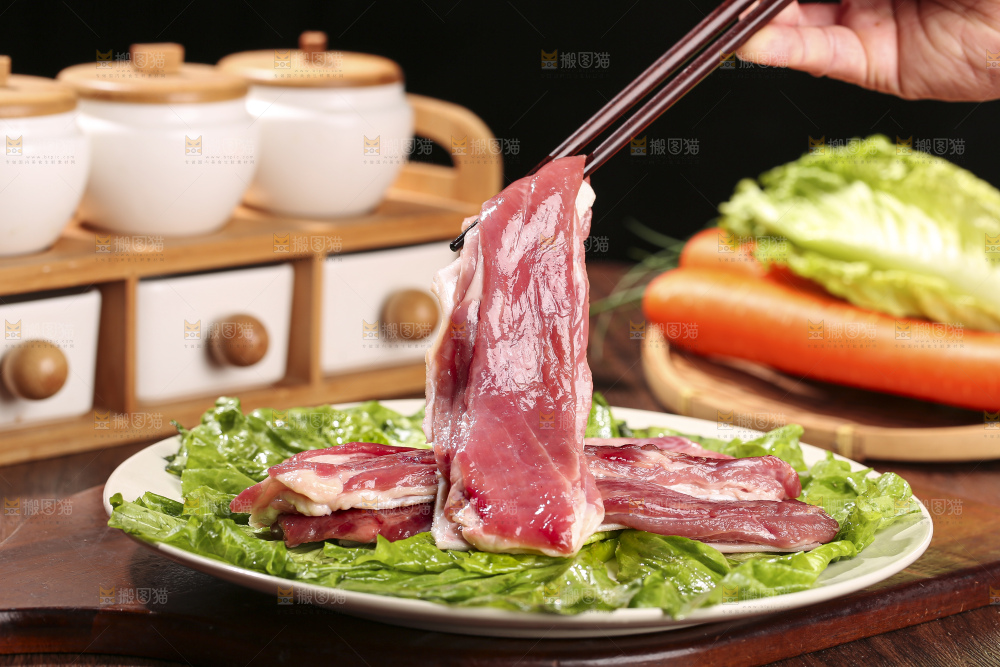 木底上的新鲜羊肉