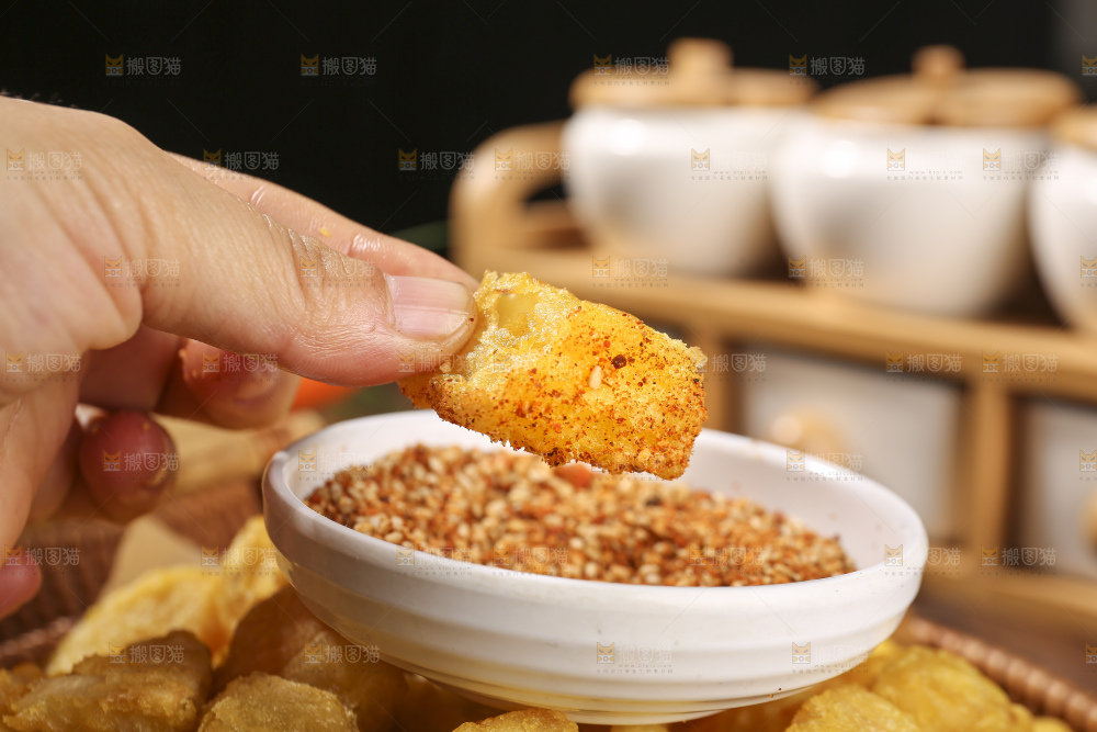 木底上放着锅巴土豆