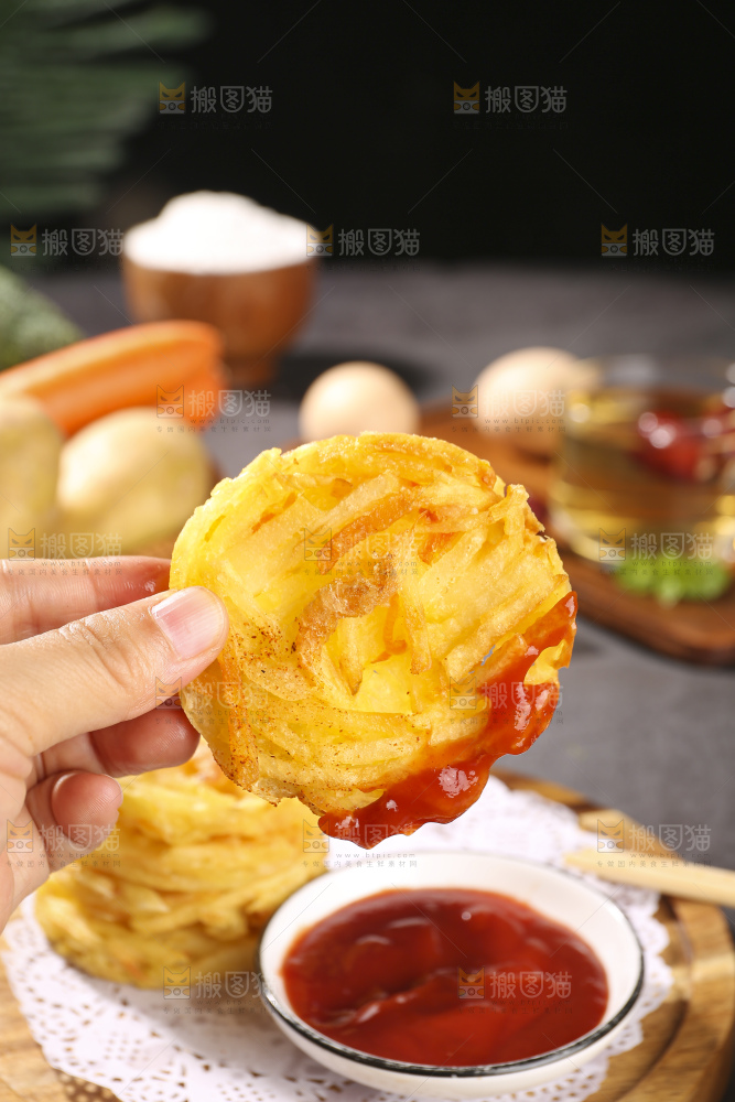 深底上的土豆鲜虾饼