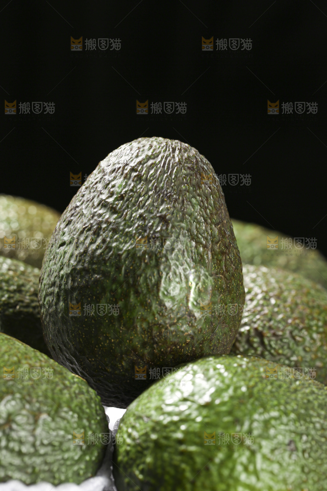 木底上的墨西哥牛油果