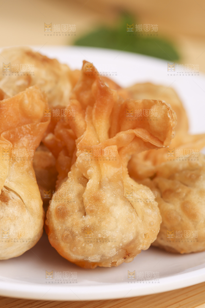 浅底上的小金鱼馄饨