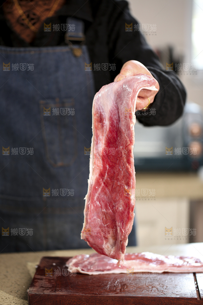 手里拿着新鲜羊肉