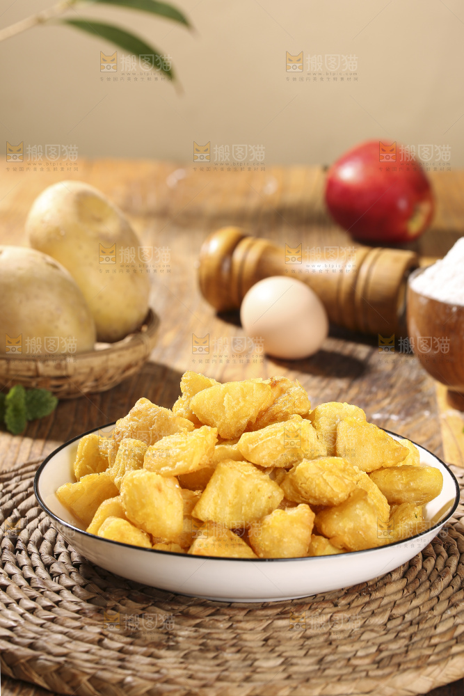 木底上放着锅巴土豆