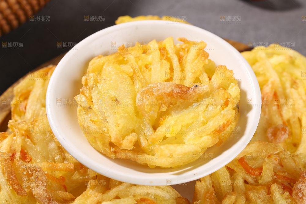 深底上的土豆鲜虾饼