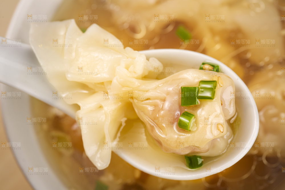 浅底上的小金鱼馄饨