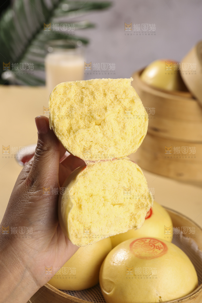 浅底上的玉米馒头