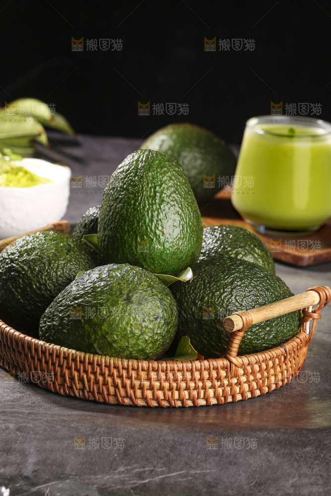 深底上的牛油果