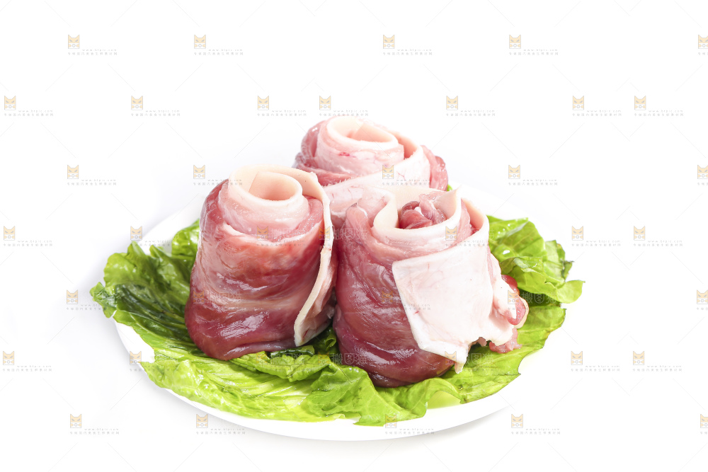 白底上的新鲜羊肉