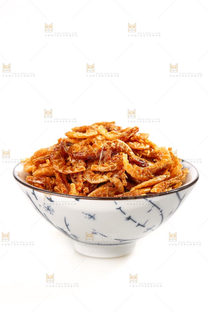白底上的烤虾干