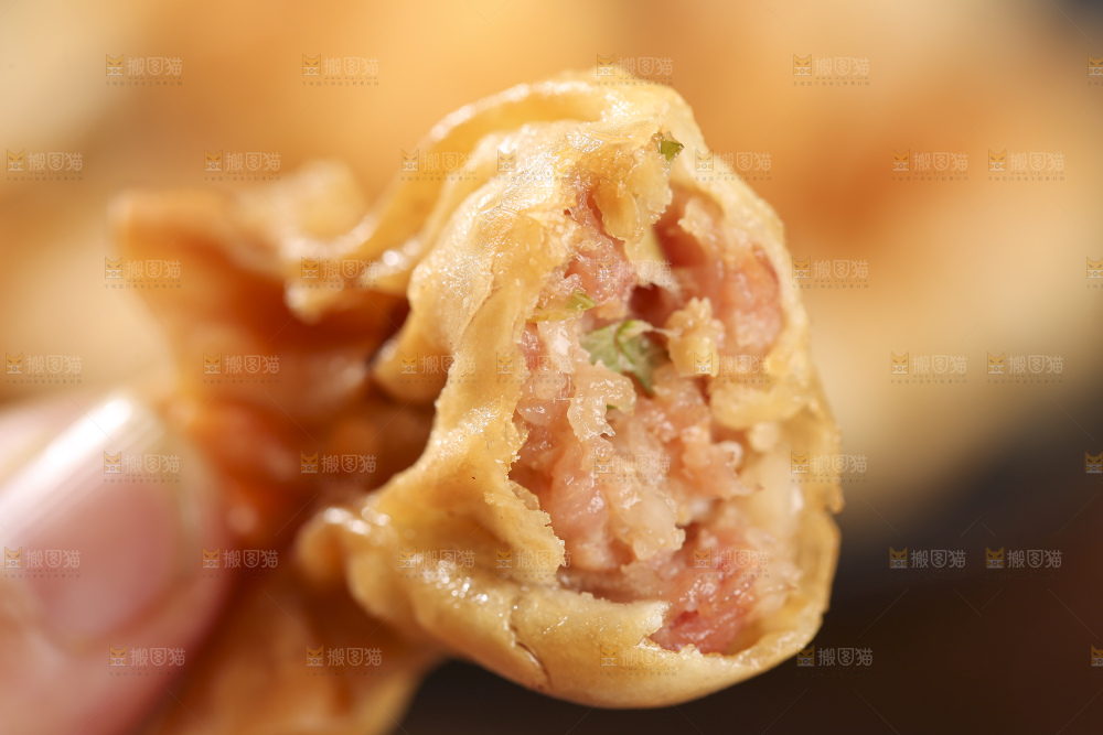 深底上的小金鱼馄饨
