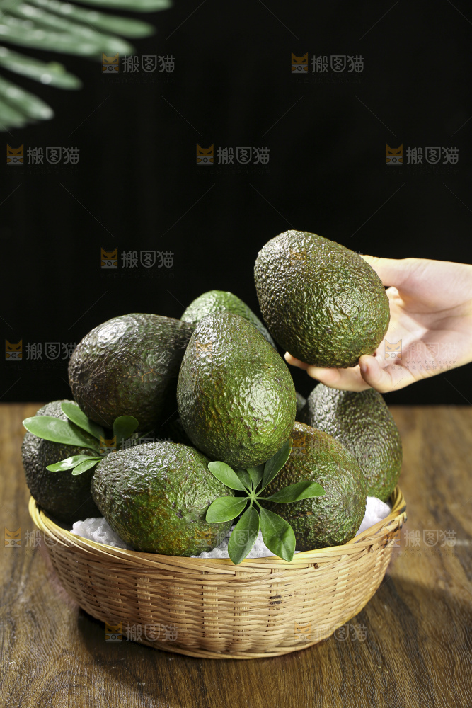 木底上的墨西哥牛油果