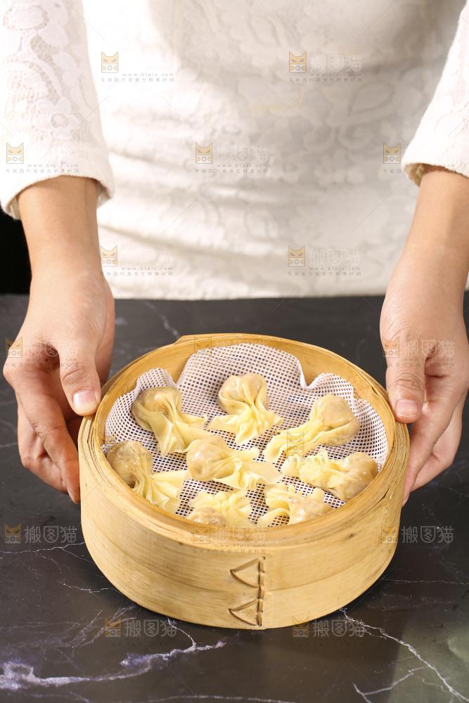深底上的小金鱼馄饨