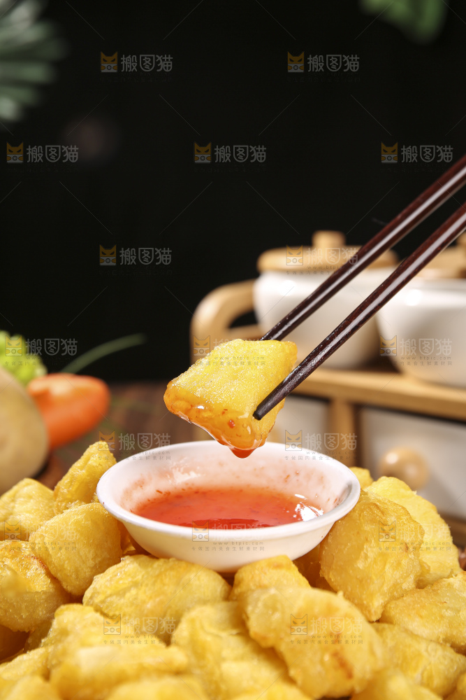 木底上放着锅巴土豆