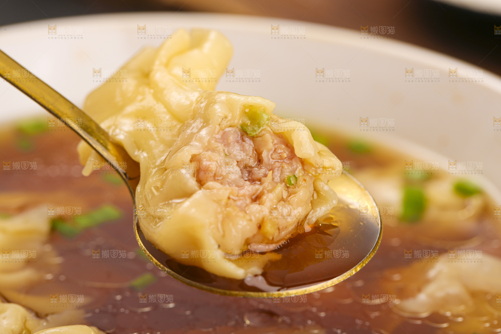 浅底上的小金鱼馄饨