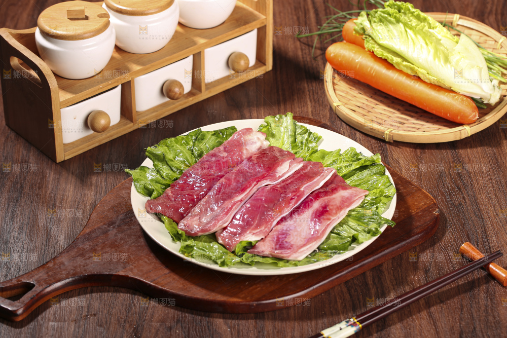 木底上的新鲜羊肉