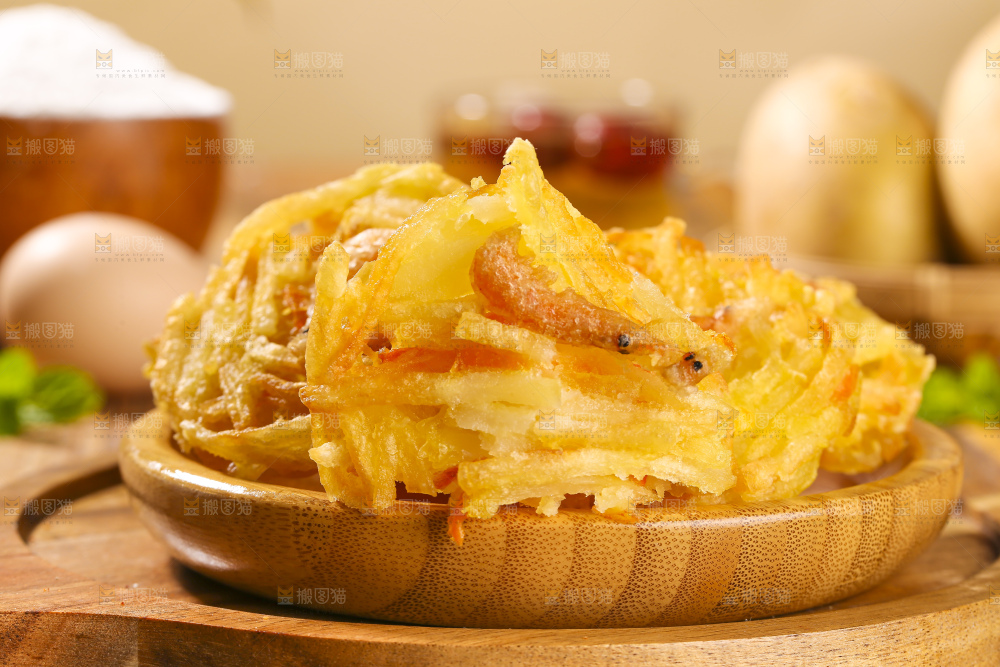 木底上的土豆鲜虾饼