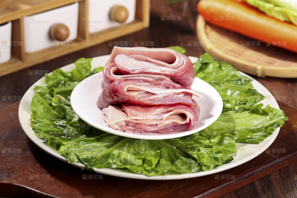 木底上的新鲜羊肉