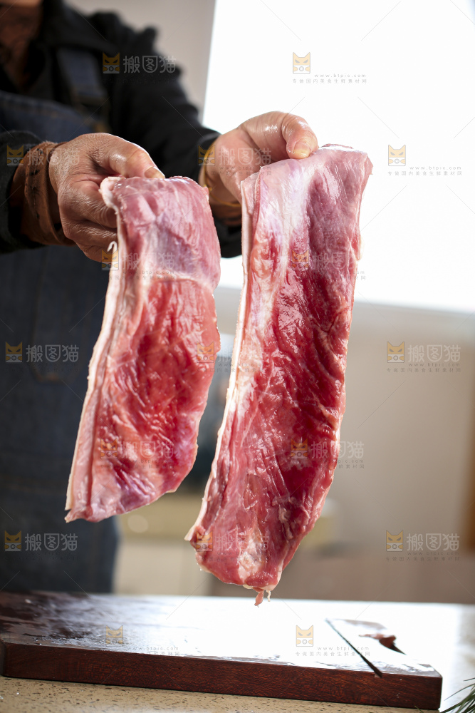 手里拿着新鲜羊肉