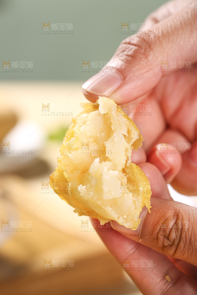 浅底上的锅巴土豆