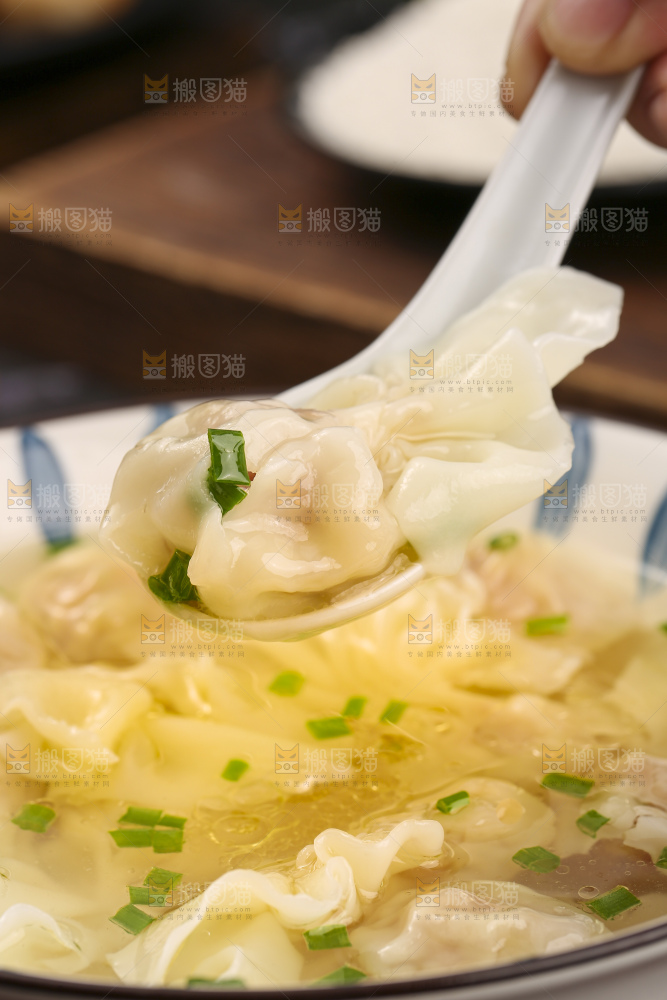 深底上的小金鱼馄饨
