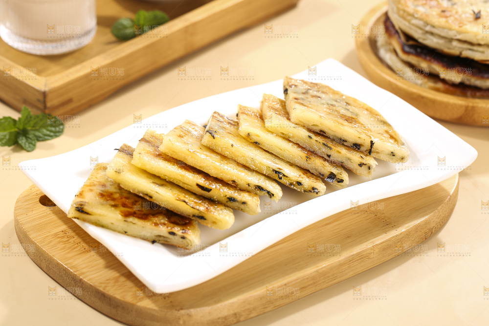 浅底上的梅干菜饼