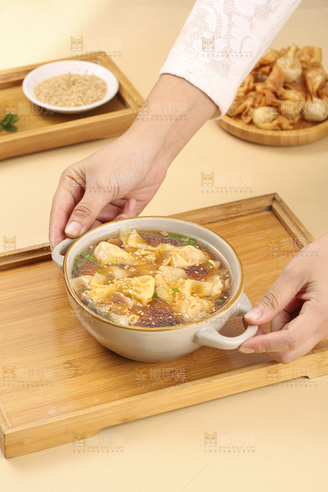 浅底上的小金鱼馄饨