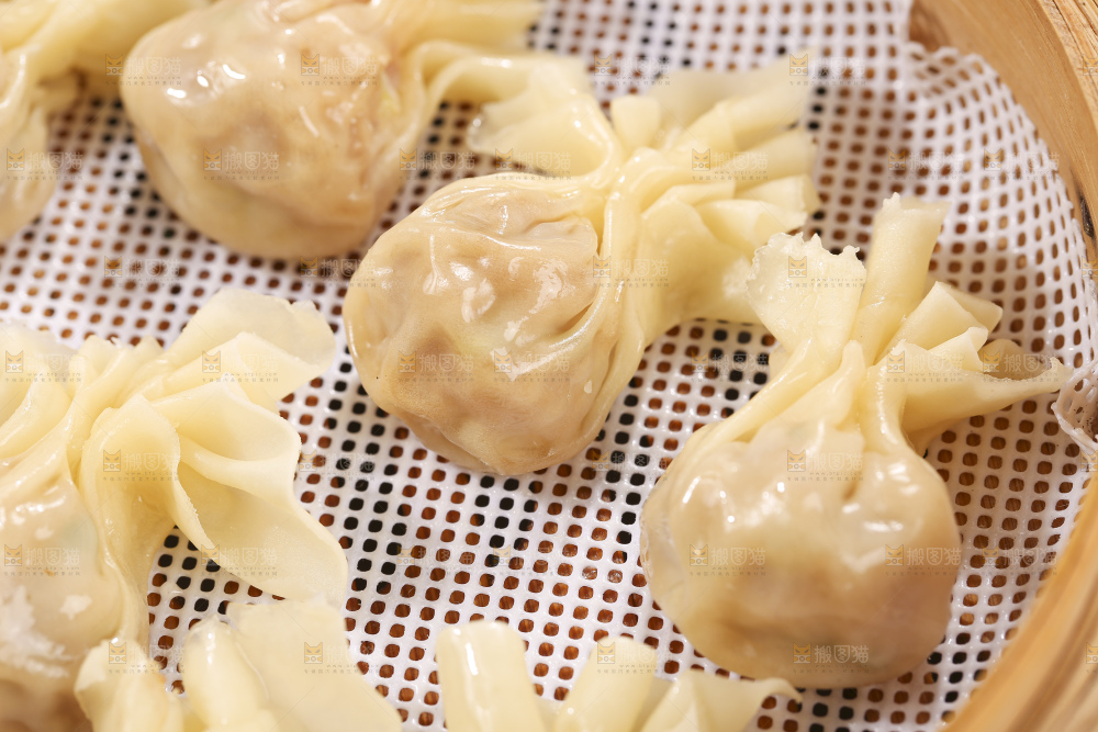 浅底上的小金鱼馄饨