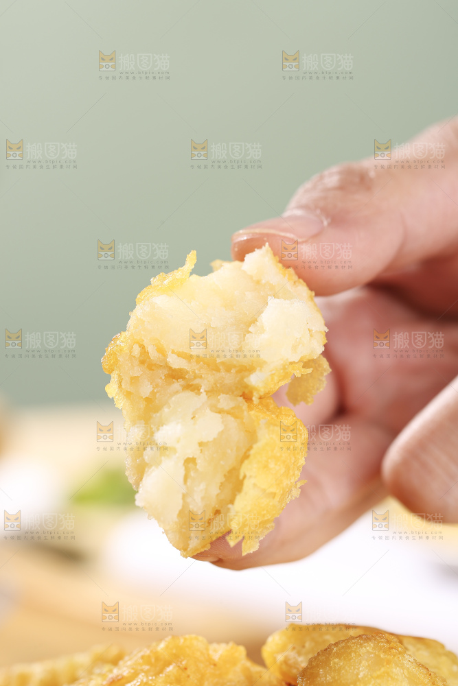 浅底上的锅巴土豆