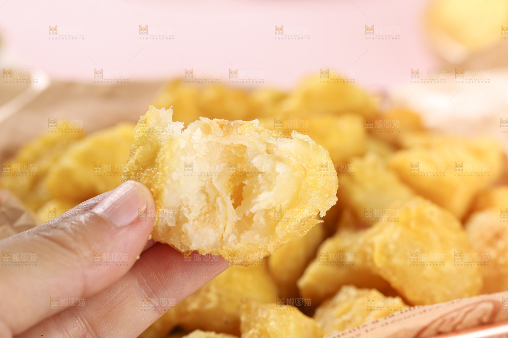 浅底上的锅巴土豆