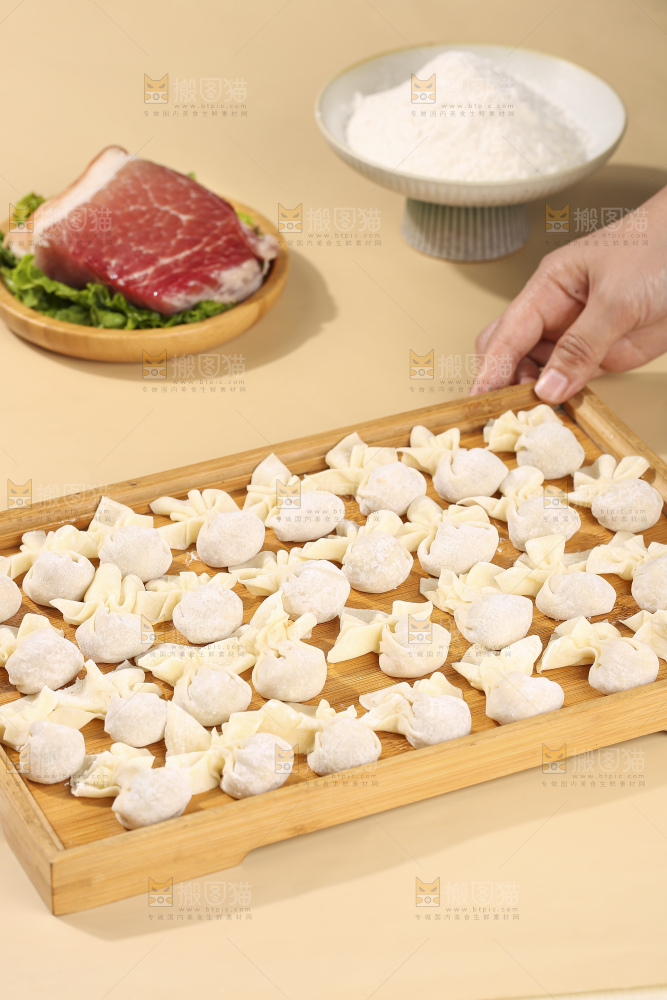 浅底上的小金鱼馄饨