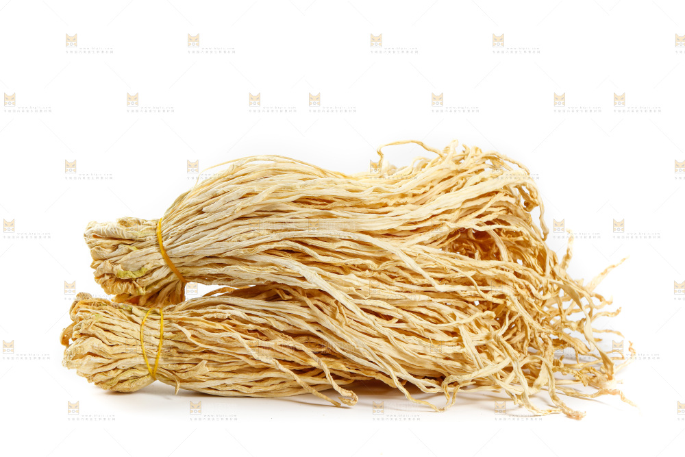 白底上的干萝卜条