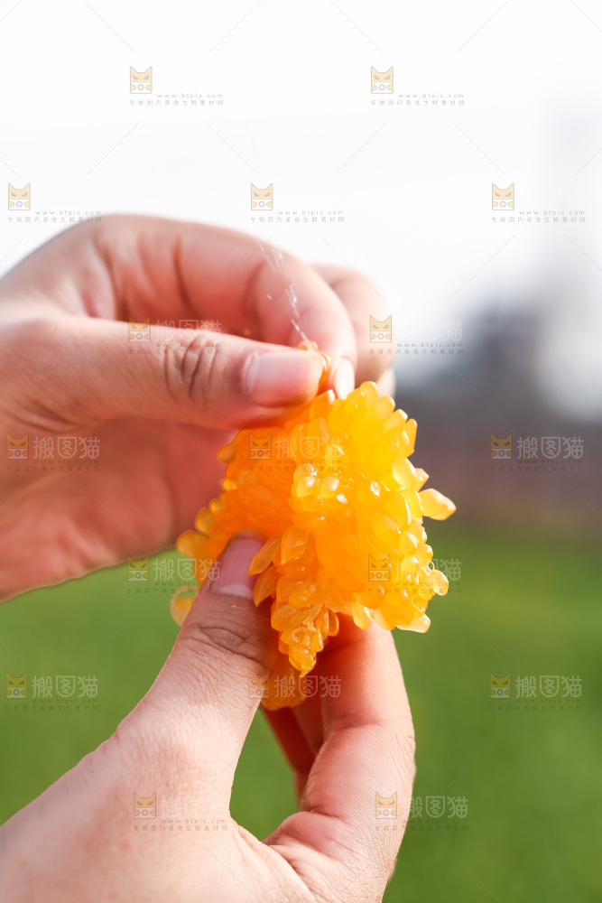 手里拿着丑八怪