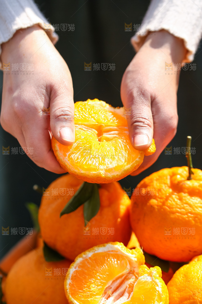 手里拿着丑八怪