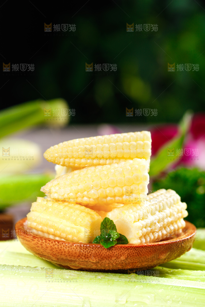 深底上的玉米笋