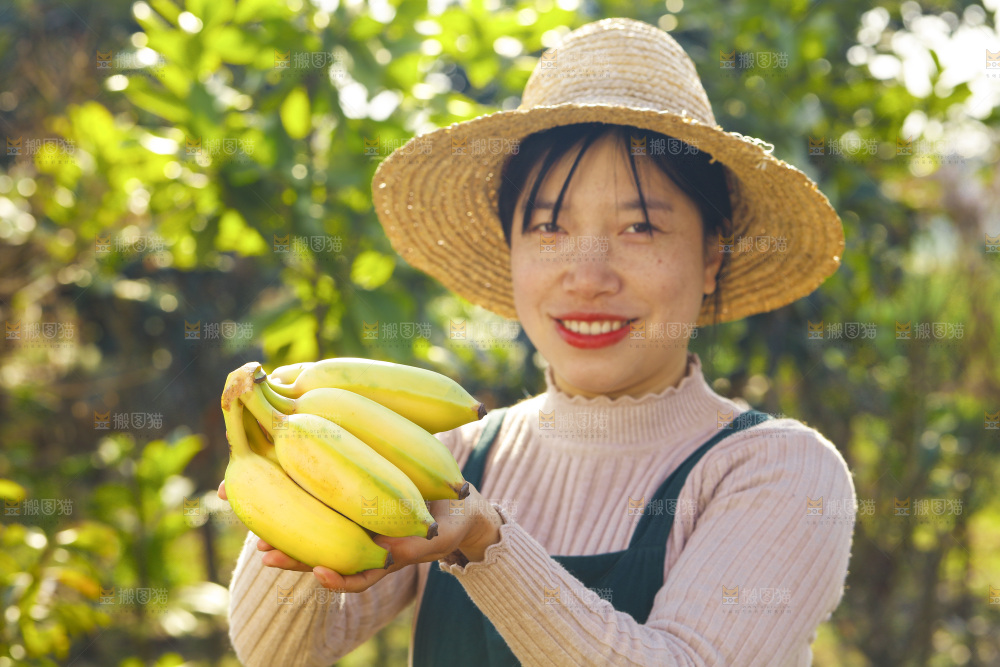 手里拿着广西芭蕉