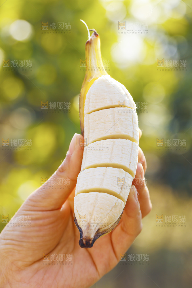 手里拿着广西芭蕉