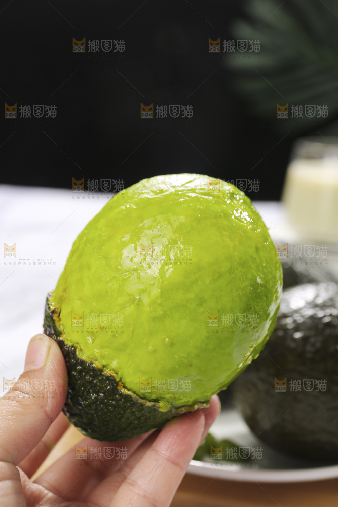 浅底上的巨无霸牛油果