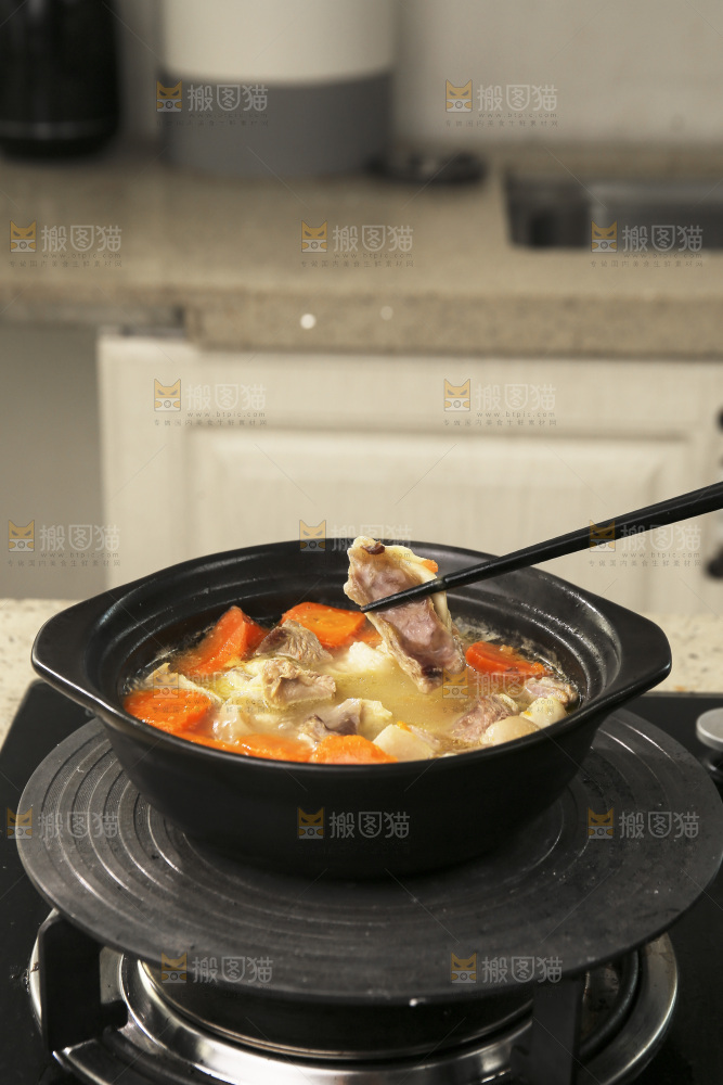 砂锅里的胡萝卜炖羊肉