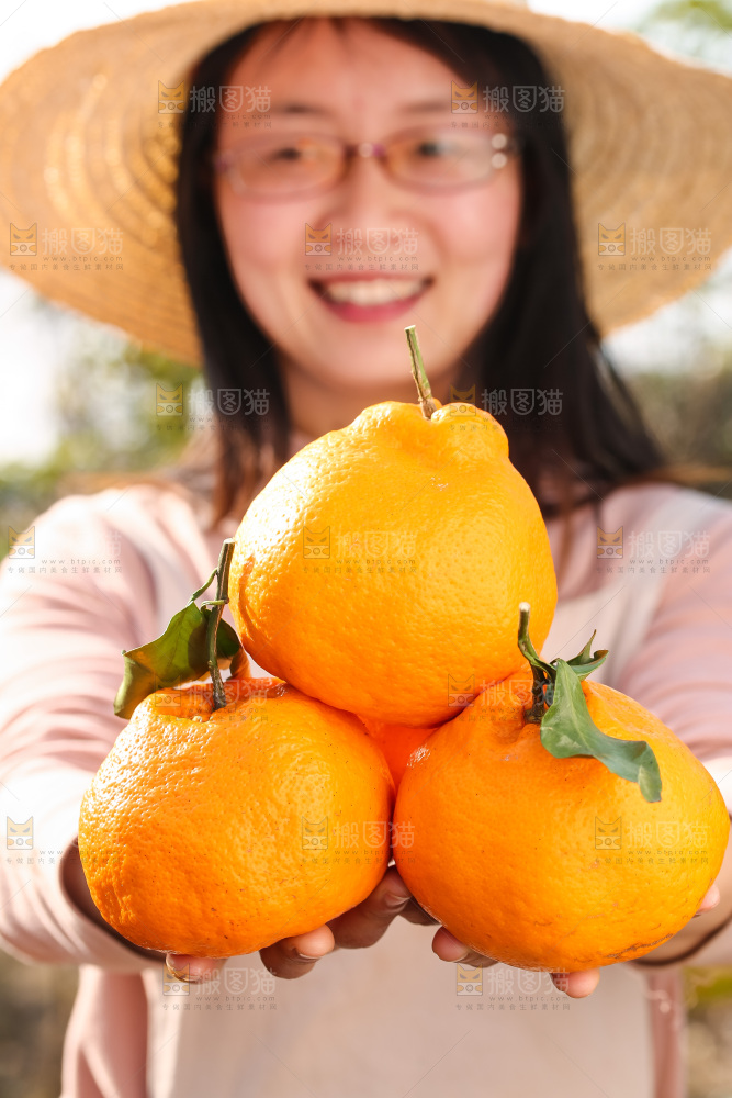 手里拿着丑八怪