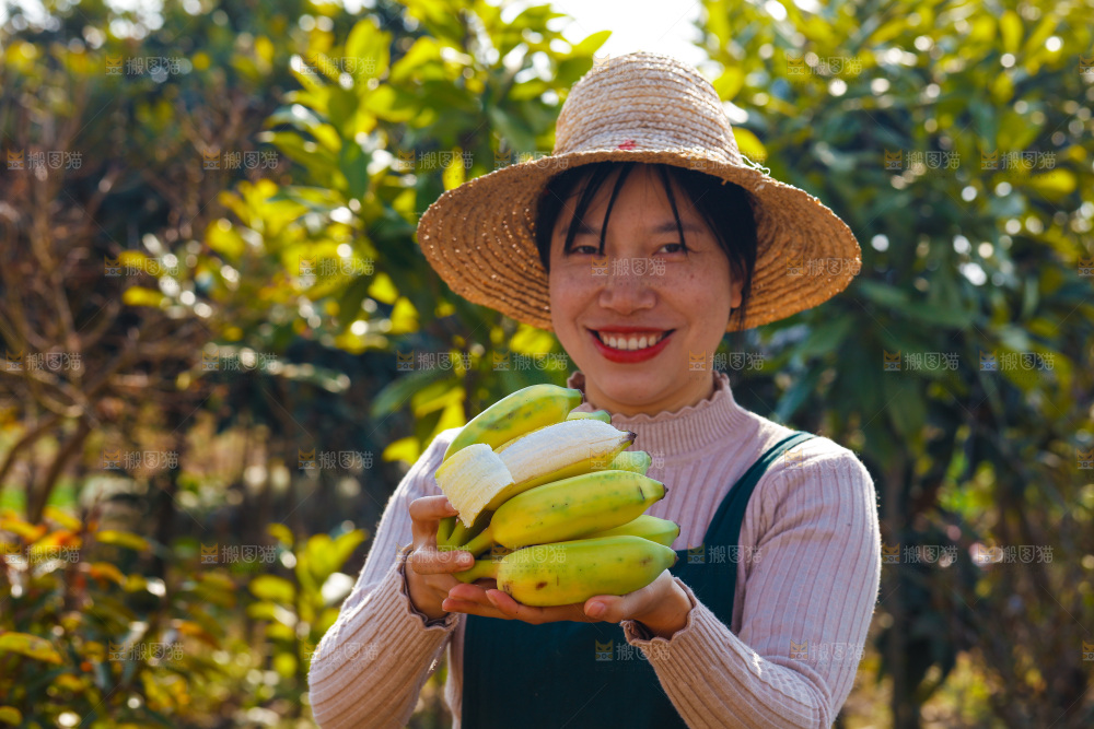 手里拿着广西芭蕉