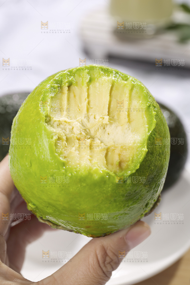 浅底上的巨无霸牛油果