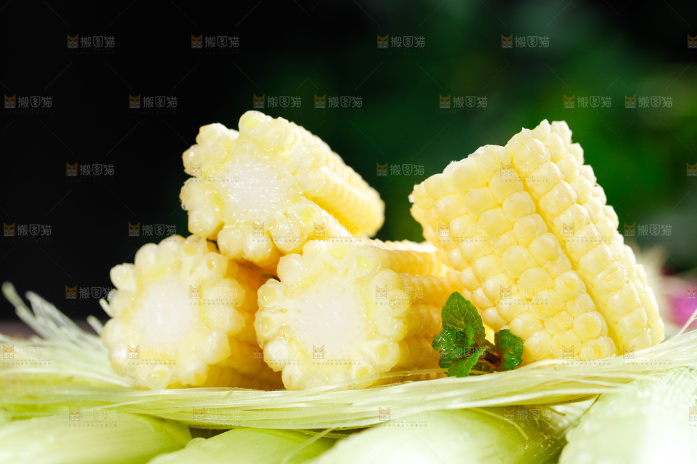 深底上的玉米笋