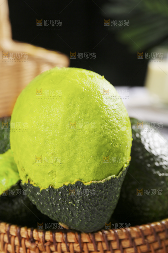 浅底上的巨无霸牛油果
