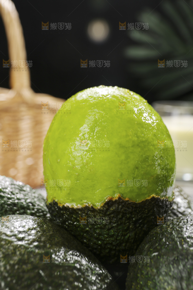浅底上的巨无霸牛油果